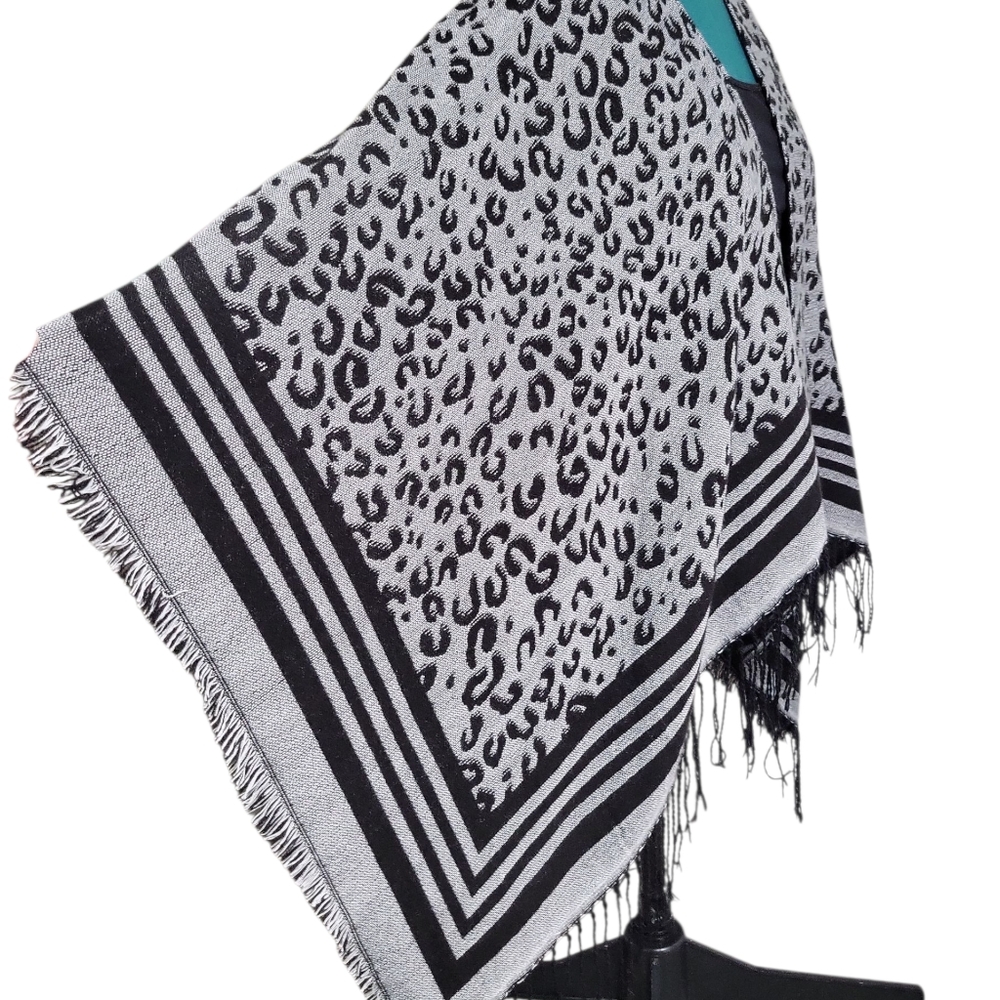 Southern Stitch Women's Leopard Knit Woven Poncho Cape O/S Black Gray Fringe - Picture 7 of 12